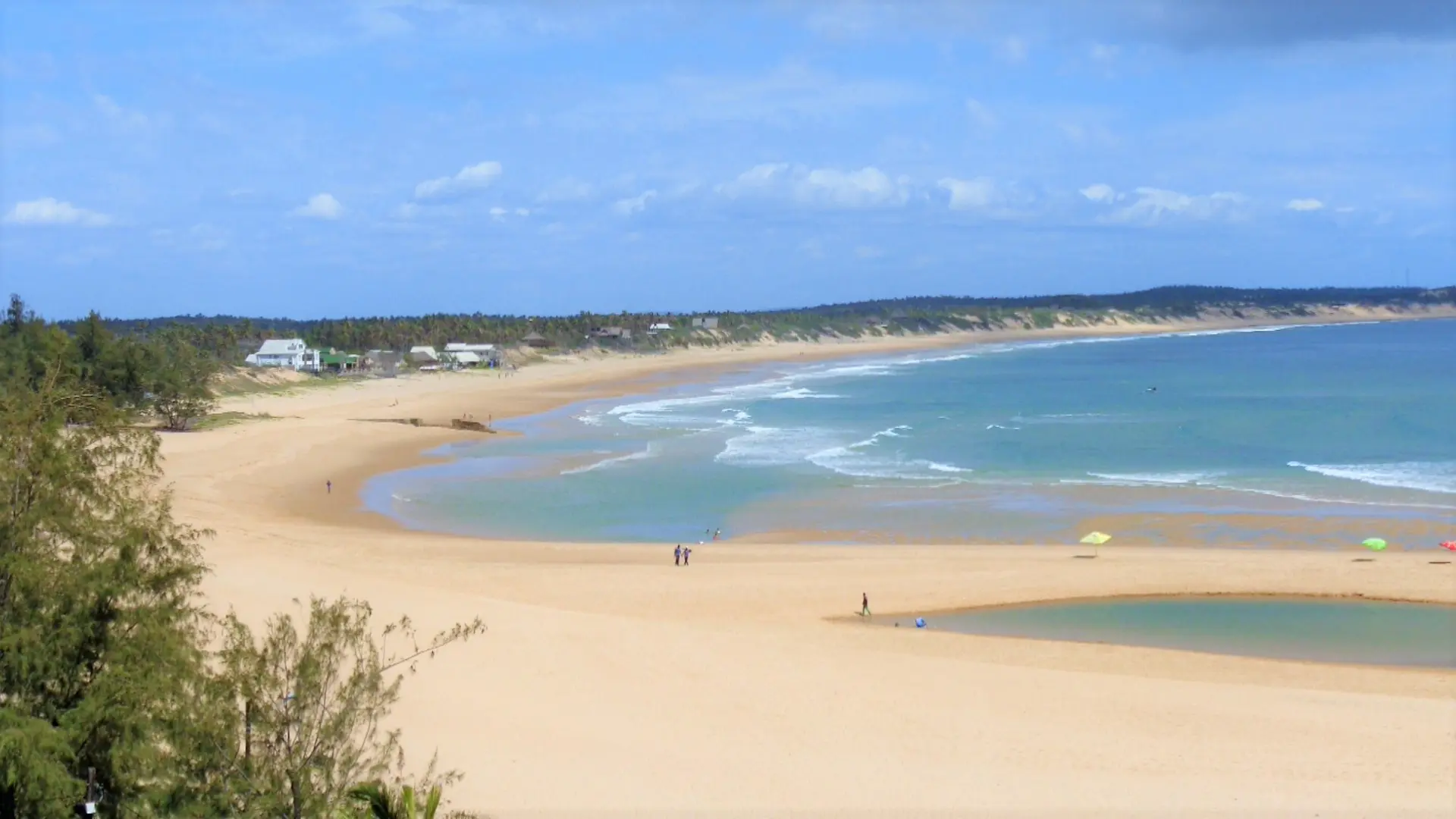 Playa de Tofo en Inhambane, Mozambique, conocida por su buceo y safaris oceánicos