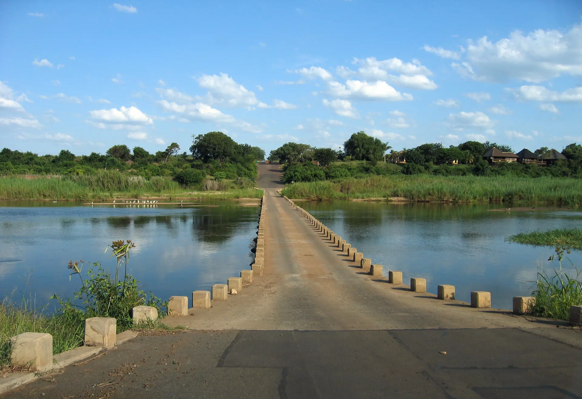 Puente de entrada al Kruger National Park por la puerta de Crocodile Bridge desde Mozambique